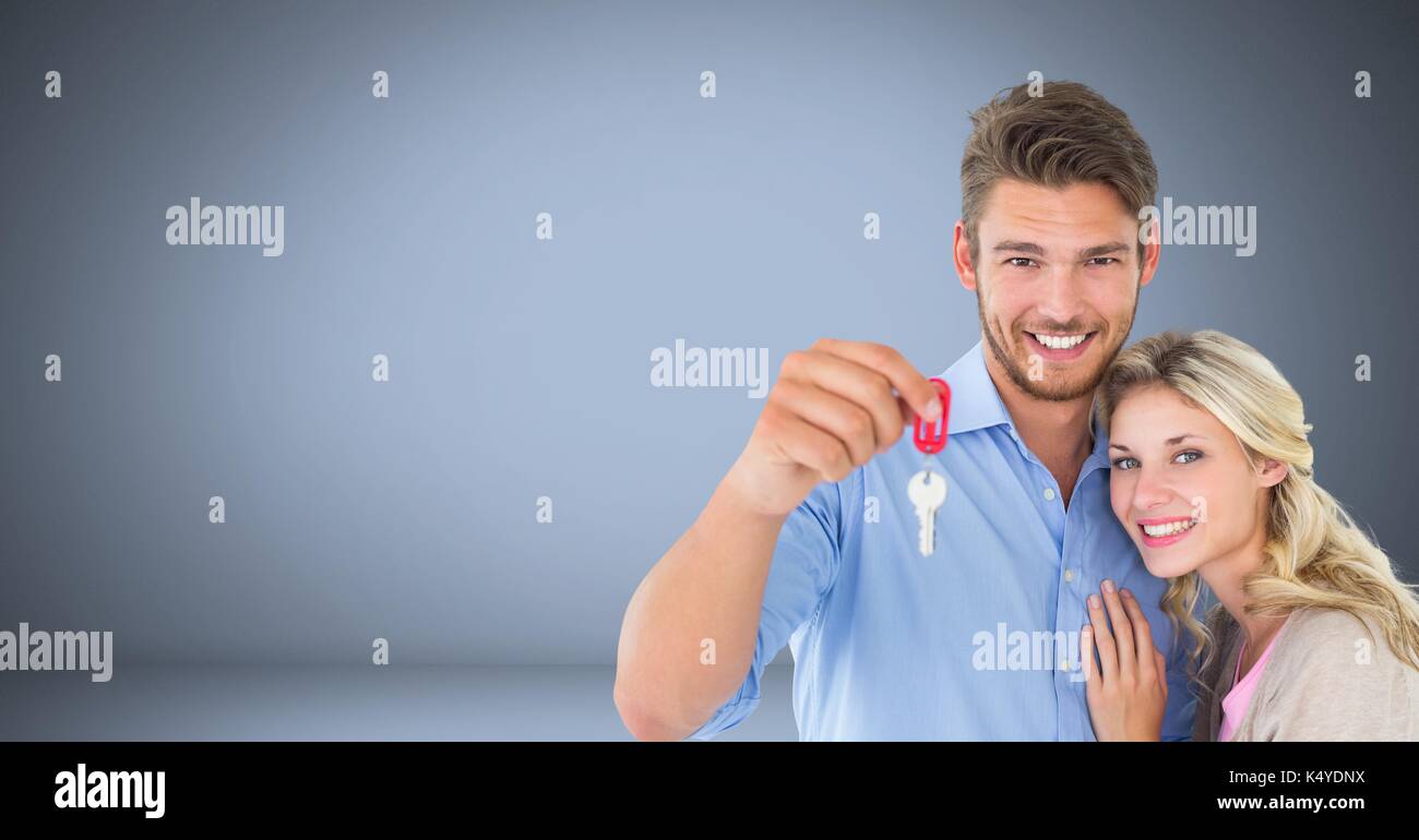 Digital composite von Paar Gedrückthalten der Taste vor Vignette Stockfoto