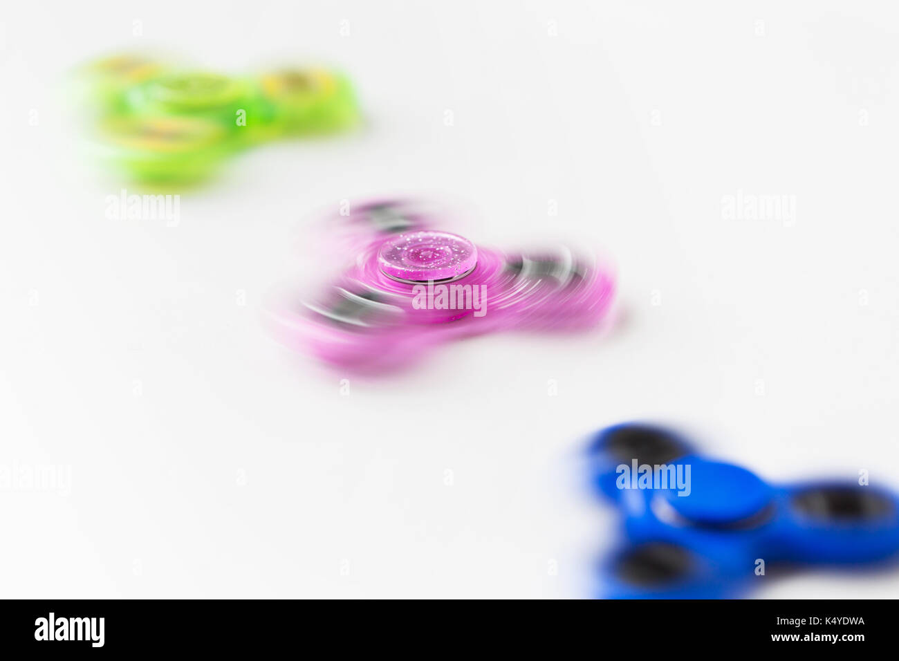 Drei spinnen zappeln Spinner auf weißem Hintergrund Stockfoto