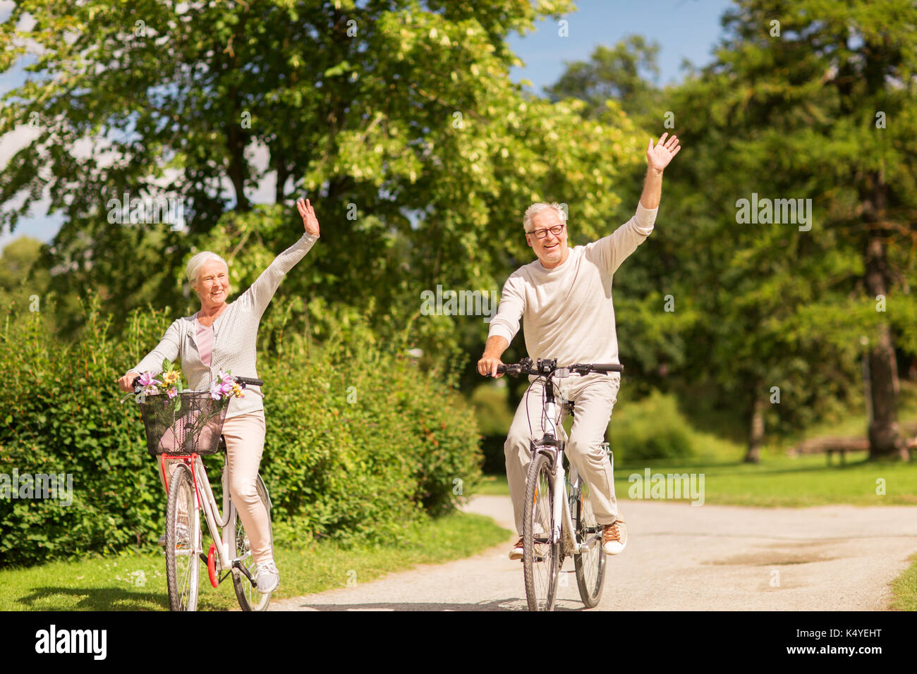 Gerne älteres Paar Fahrrad im Park Stockfoto