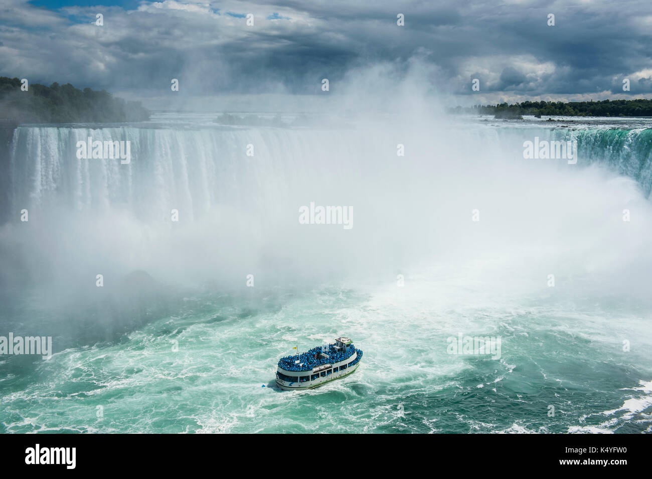 Touristische Boot im Nebel der Horseshoe Falls, kanadischen Wasserfälle, Niagara Falls, Ontario, Kanada Stockfoto