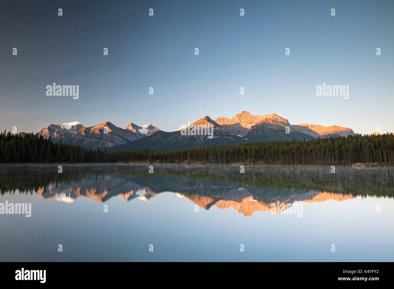 Herbert See bei Sonnenaufgang, Reflexion des Bogens, Banff National Park, der Kanadischen Rocky Mountains in Alberta, Kanada Stockfoto