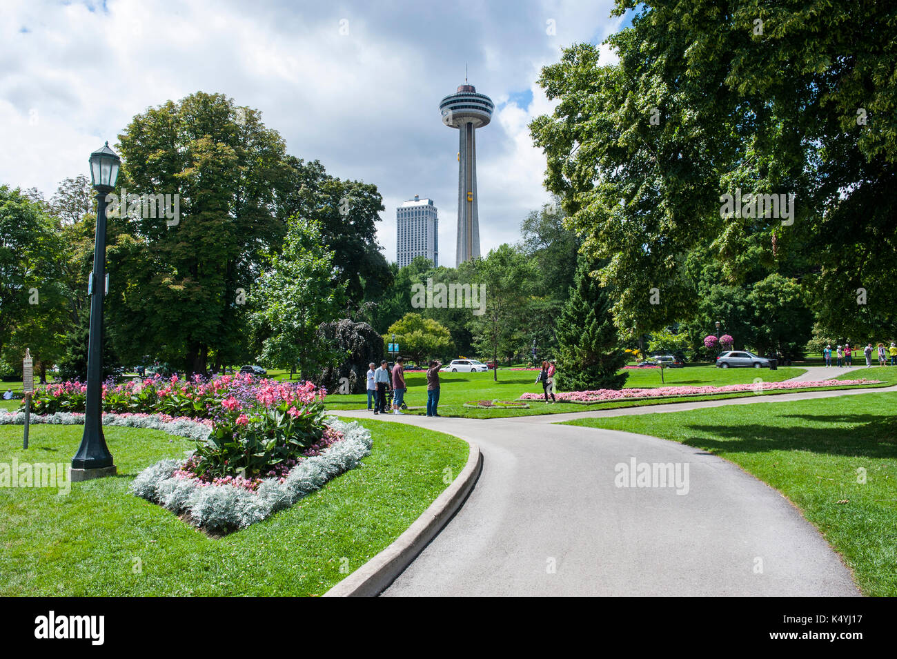 Promenade entlang des Niagara Falls, Skylon Tower, Ontario, Kanada Stockfoto
