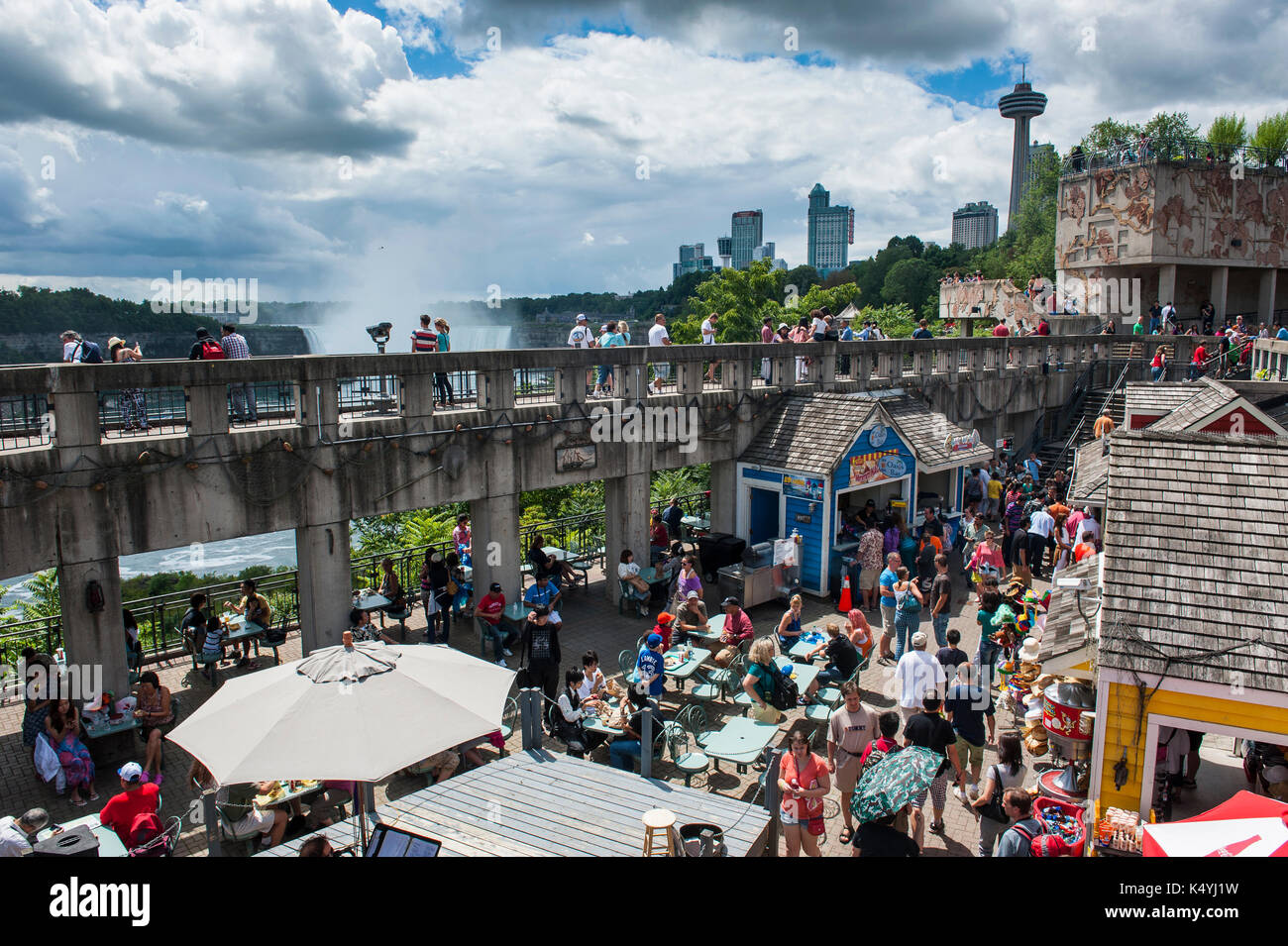 Touristen im Restaurant an den Ufern des Niagara Falls, Ontario, Kanada Stockfoto