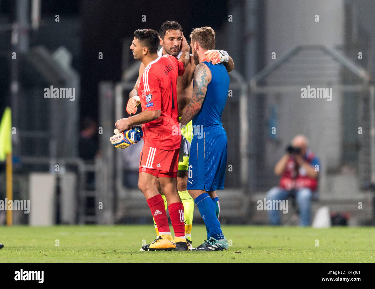 Reggio Emilia, Italien. 5. Sep 2017. (L - R) Ariel Harush (ISR), Gianluigi Buffon, Daniele De Rossi (ITA) Fußball: Gianluigi Buffon Italiens reagiert nach dem Gewinn der Fußball-WM Russland 2018 European Qualifier Gruppe G Match zwischen Italien 1-0 Israel bei Mapei Stadion in Reggio Emilia, Italien. Credit: Maurizio Borsari/LBA/Alamy leben Nachrichten Stockfoto