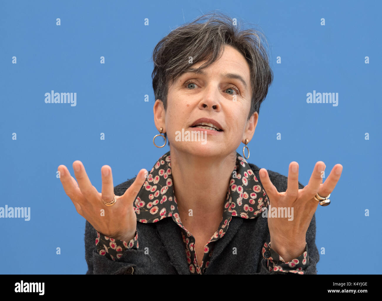 Berlin, Deutschland. 7. Sep 2017. Joana Breidenbach, einer der Gründer der Spende Plattform betterplace.org eine Rede auf einer Pressekonferenz, bei der die neu gegründete Environmental pressure group Generation manifestieren, ihr Programm in Berlin, Deutschland, 7. September 2017 vorgestellt. Persönlichkeiten aus Zivilgesellschaft, Wissenschaft, Wirtschaft und Politik die Initiative gegründet, um Politiker von den Gefahren der reckless Gefährdung künftiger Generationen zu erinnern. Foto: Soeren Stache/dpa/Alamy leben Nachrichten Stockfoto