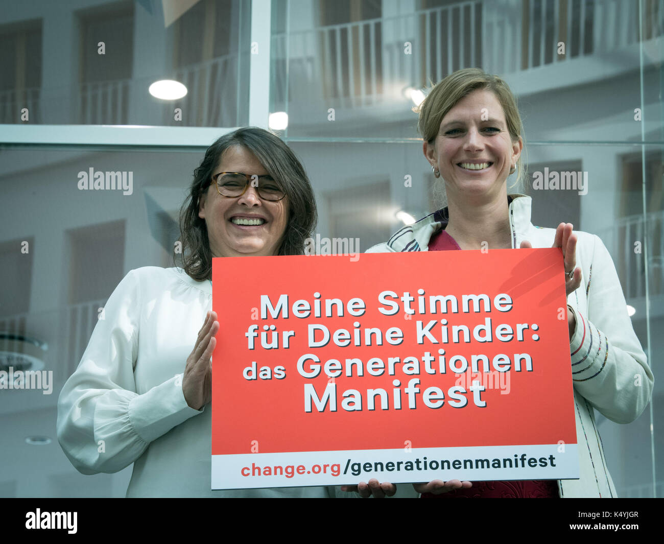 Claudia Langer (L), der Gründer von Generation manifestieren, und Maja Goepel, Generalsekretär des Wissenschaftlichen Rates über den globalen Klimawandel, halten Sie ein Schild mit der Aufschrift "Meine Stimme für Ihre Kinder: Generation Manifest" bei einer Pressekonferenz, bei der die neu gegründete Environmental pressure group Generation manifestieren, ihr Programm in Berlin, Deutschland, 7. September 2017 vorgestellt. Persönlichkeiten aus Zivilgesellschaft, Wissenschaft, Wirtschaft und Politik die Initiative gegründet, um Politiker von den Gefahren der reckless Gefährdung künftiger Generationen zu erinnern. Foto: Soeren Stache/dpa Stockfoto