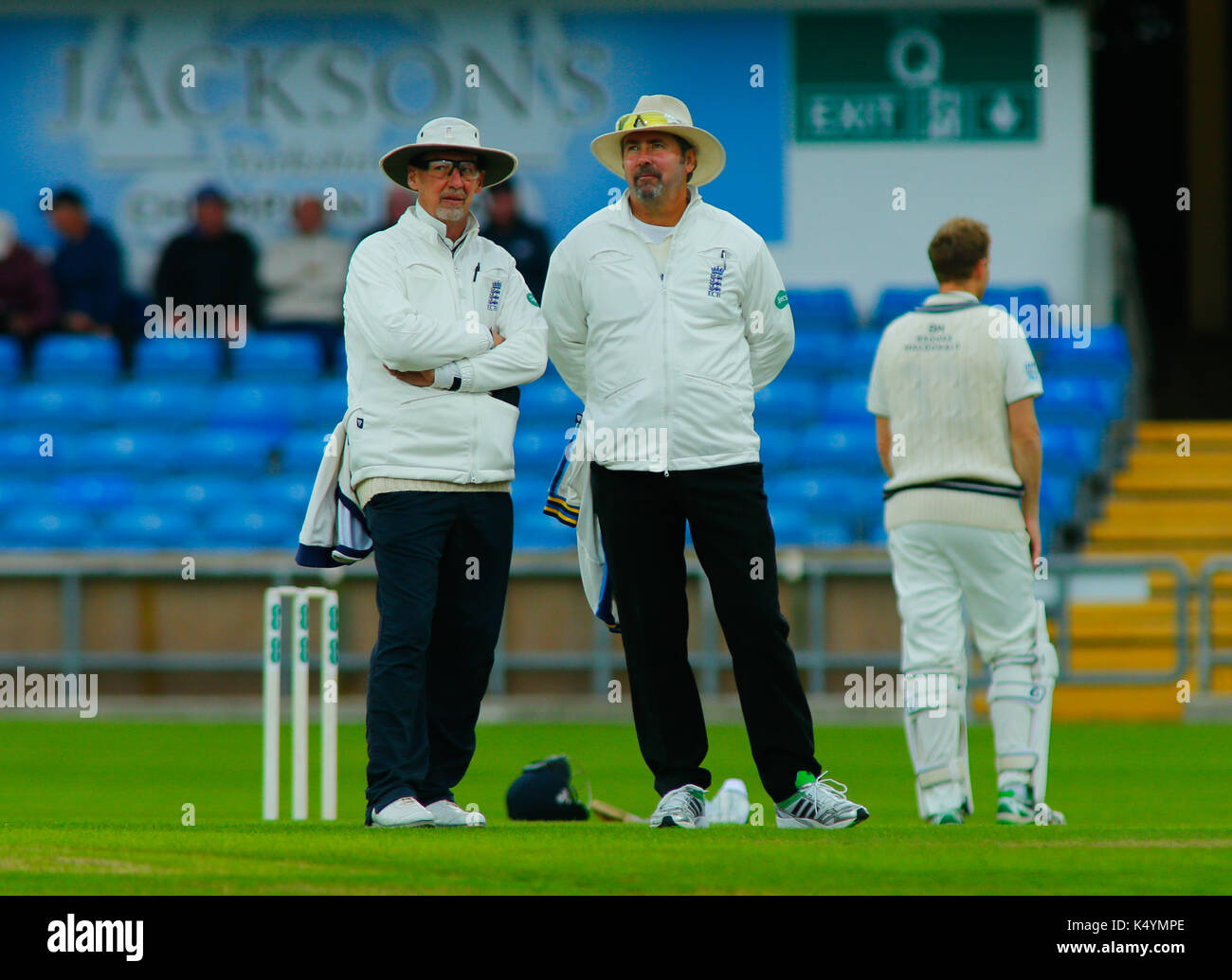 Leeds, Großbritannien. 07 Sep, 2017. Gleiches Schiedsrichter R Illingworth und J Lloyds call spielen für schlechtes Licht bei Yorkshire CCC vs Middlesex CCC während der specsavers County Championship Match bei Headingley Carneige Stadium, Leeds. Credit: Stephen Gaunt/Alamy leben Nachrichten Stockfoto