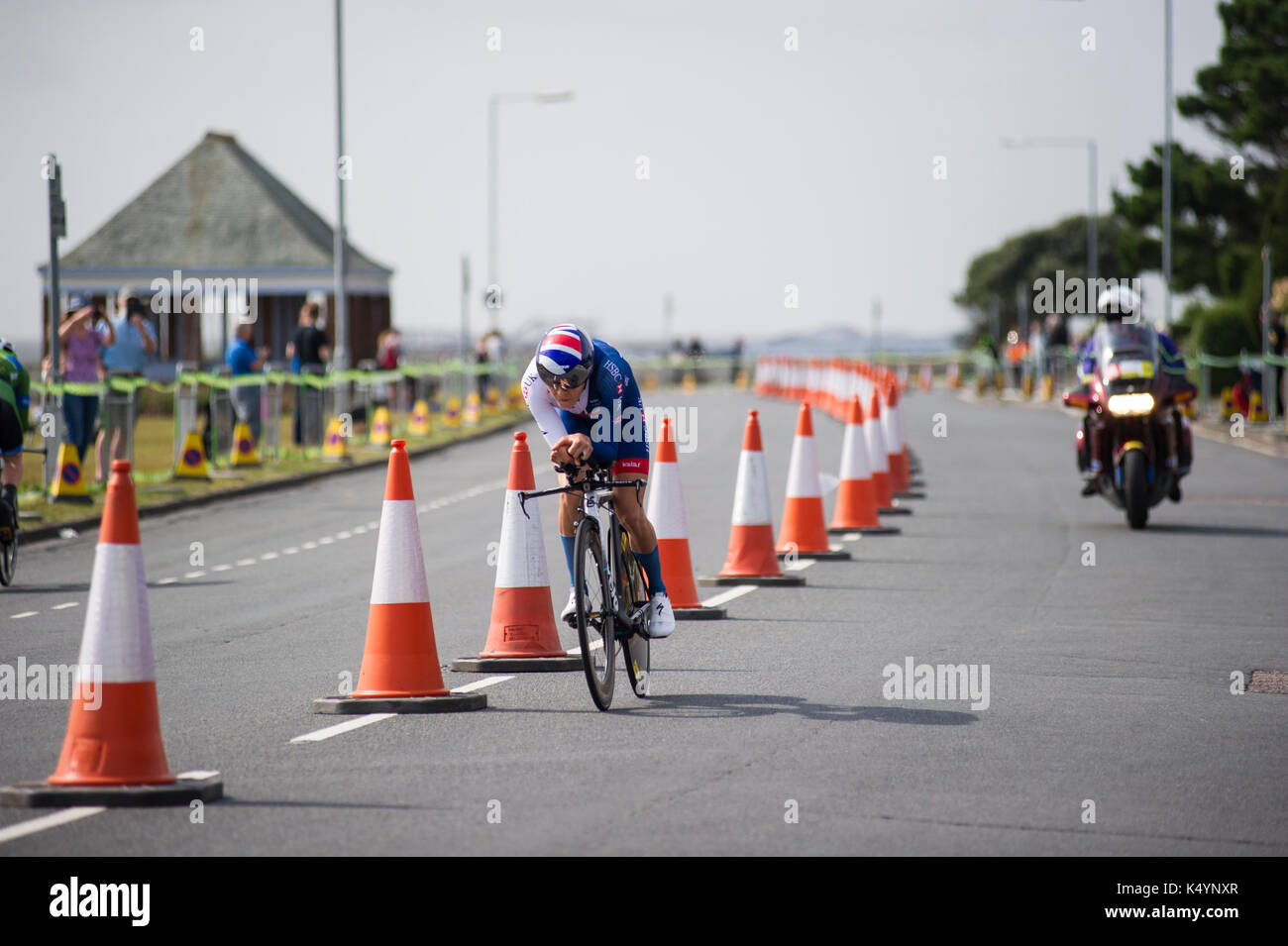 Großbritanniens Pro Cycling Tour 2017 von Großbritannien - Stufe 5 - Die tendring Etappe Einzelzeitfahren in Clacton Strandpromenade. Reiter Reiten 16 km oder 10 Meilen. Tendring in Essex wurde ausgewählt, um die einzelzeitfahren Etappe während des diesjährigen OVO Energy Tour von Großbritannien zu bewirten, als Top Fahrer der Welt Wettbewerb das Rennen gegen die Uhr während Phase 5 am Donnerstag, den 7. September. Stockfoto