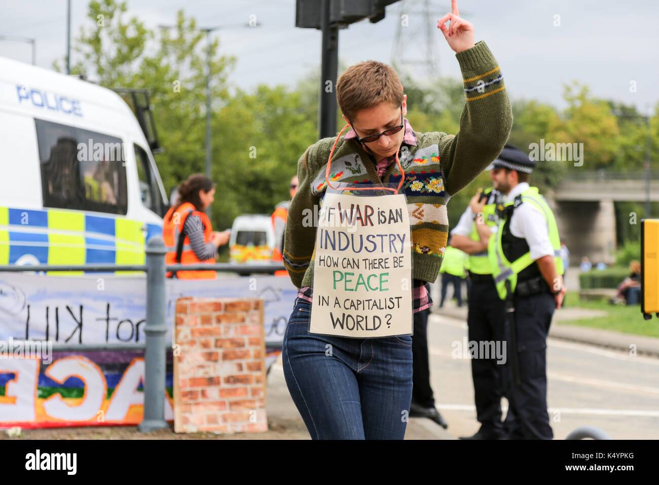 London, Großbritannien. 7. September 2017. Protest auf der DSEI Arme Fair. Freizügigkeit für Personen nicht Waffen, Demonstration gegen die Verteidigung und Sicherheit Equipment International (DSEI) Waffen-Messe auf dem ExCel Ausstellungszentrum. Organisiert von: Frauen der Farbe in der Streik des weltweit tätigen Frauen, alle afrikanischen Frauen Gruppe, Schwestern gegen Waffenhandel, Lesben und Schwule unterstützen die Migranten, stoppen Sie die Arme Fair, nördlich von London Food Not Bombs und globale Gerechtigkeit. Penelope Barritt/Alamy leben Nachrichten Stockfoto