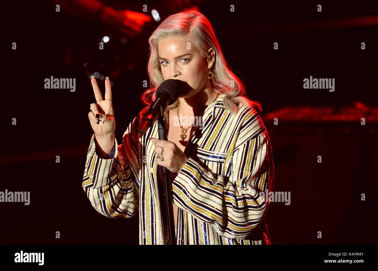 Sängerin AnneMarie führt auf dem deutschen Radio Award 2017