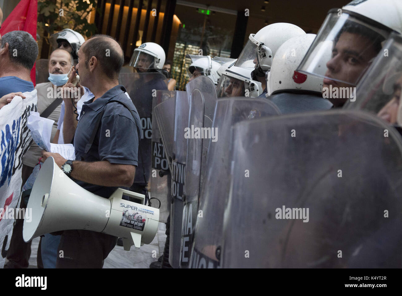 Athen, Griechenland. 7. Sep 2017. Die demonstranten Handgemenge mit der Polizei, wie sie die Lage der Präsident von Frankreich seine Rede zu nähern versuchen. Linke inszeniert eine Demonstration über Emmanuel's Längestrich Besuch in Athen zu protestieren, zusammen mit französischen Geschäftsleuten, wie sie behaupten, ihr Ziel ist es, zu privatisieren und Griechischen Vermögenswerte kaufen. Credit: Nikolas Georgiou/ZUMA Draht/Alamy leben Nachrichten Stockfoto