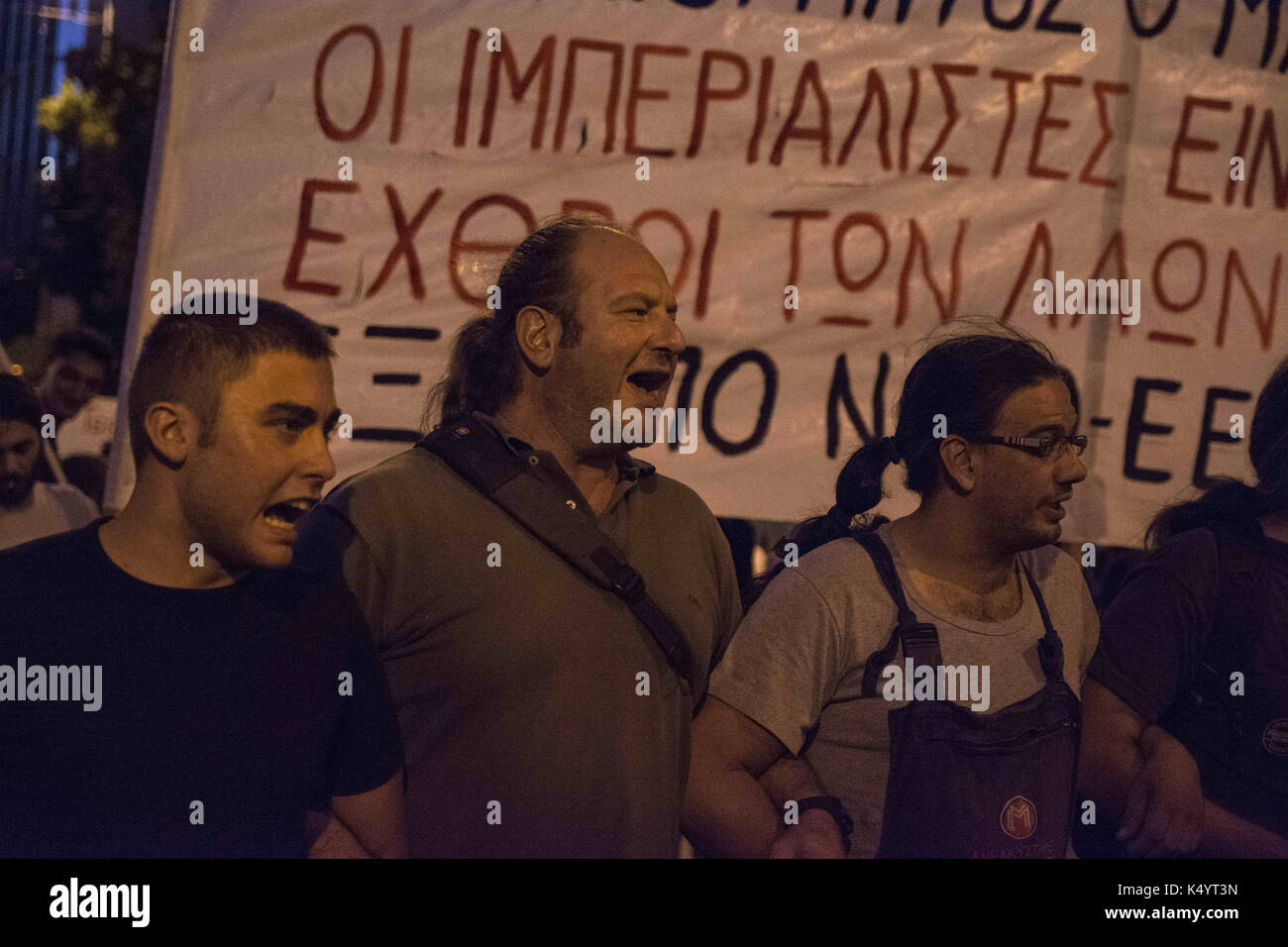 Athen, Griechenland. 7. Sep 2017. Die Demonstranten halten Sie Banner und rufen Parolen gegen die Regierung und Längestrich besuchen. Linke inszeniert eine Demonstration über Emmanuel's Längestrich Besuch in Athen zu protestieren, zusammen mit französischen Geschäftsleuten, wie sie behaupten, ihr Ziel ist es, zu privatisieren und Griechischen Vermögenswerte kaufen. Credit: Nikolas Georgiou/ZUMA Draht/Alamy leben Nachrichten Stockfoto