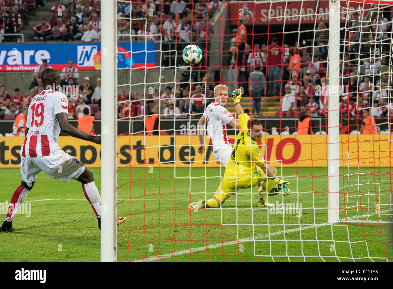 Koeln, Deutschland. 25 Aug, 2017. Frederik SOERENSEN (Sorensen, K) (2. v. r.) erzielt das Tor zum 1:2 fuer Koeln gegen das 1:0 fiel Christian MATHENIA (HH) (r), beobachtet von Sehrou GUIRASSY (K); Ehrentor, Ehrentreffer; Fussball 1. Bundesliga, 2. Spieltag, FC Köln (K) - HSV Hamburg Hamburg (HH) 1:3, am 25.08.2017 in Köln/Deutschland. | Verwendung weltweit Quelle: dpa/Alamy leben Nachrichten Stockfoto