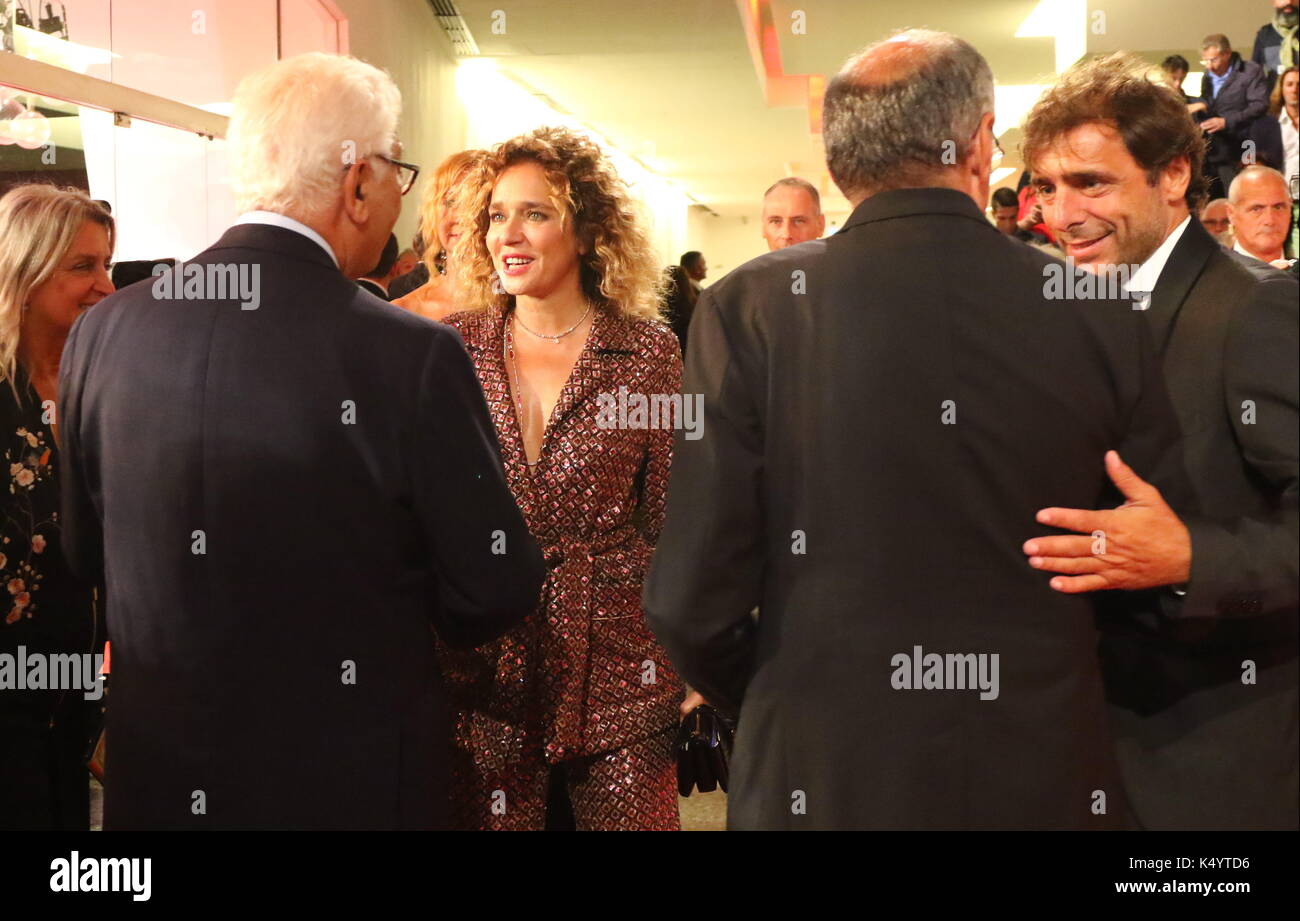 ITALIEN, Venedig: Schauspielerin Valeria Golino und Schauspieler Adriano Giannini mit dem Direktor der Internationalen Filmfestspiele Venedig Alberto Barbera (R) und Paolo Baratta, Präsident der Biennale di Venezia bei der Premiere des Films "Il colore nascosto delle cose" während des 74. Internationalen Filmfestivals von Venedig am 7. September 2017 auf dem Lido von Venedig. Stockfoto