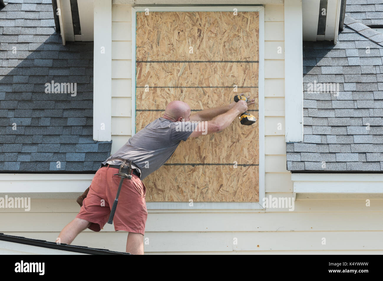 Insel der Palmen, der Vereinigten Staaten von Amerika. 07 Sep, 2017. Ein Tischler umfasst Windows mit Sperrholz in Vorbereitung für Hurrikan Irma in der Strand der Insel der Palmen am 7. September 2017 in Isle of Palms, South Carolina. Imra ist Verpackung Windgeschwindigkeiten von 185 km/h ist der stärkste Hurrikan seit Beginn der im Atlantischen Ozean aufgezeichnet und hat bereits Verwüstungen in der Karibik. Credit: Planetpix/Alamy leben Nachrichten Stockfoto