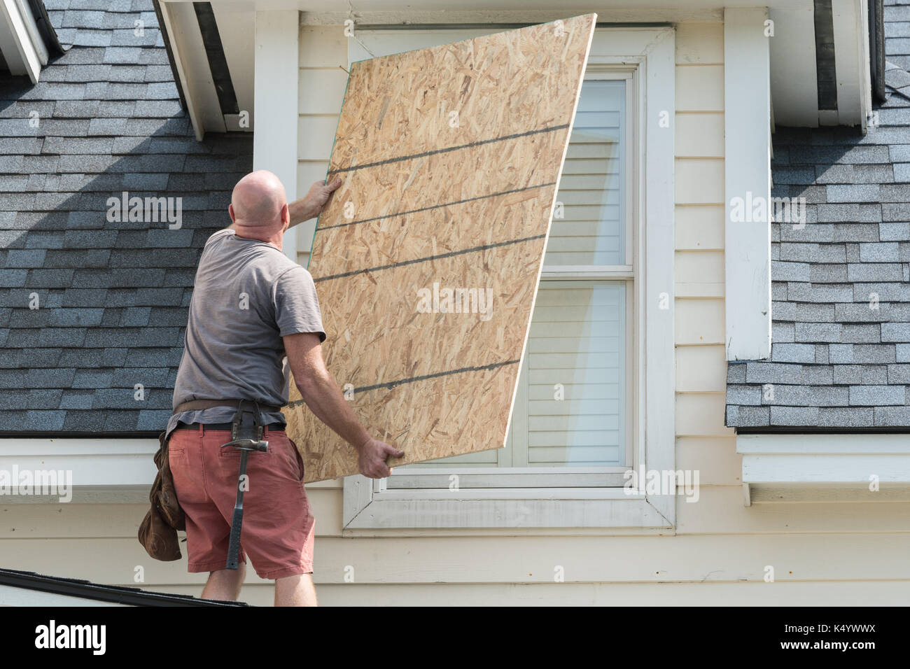 Insel der Palmen, der Vereinigten Staaten von Amerika. 07 Sep, 2017. Ein Tischler umfasst Windows mit Sperrholz in Vorbereitung für Hurrikan Irma in der Strand der Insel der Palmen am 7. September 2017 in Isle of Palms, South Carolina. Imra ist Verpackung Windgeschwindigkeiten von 185 km/h ist der stärkste Hurrikan seit Beginn der im Atlantischen Ozean aufgezeichnet und hat bereits Verwüstungen in der Karibik. Credit: Planetpix/Alamy leben Nachrichten Stockfoto