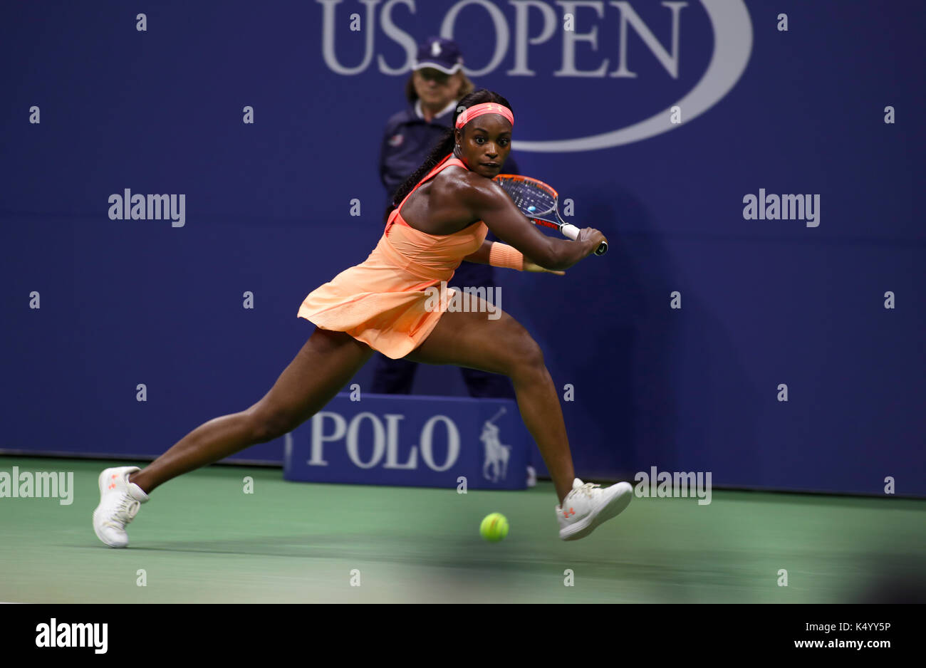 New York, Vereinigte Staaten. 07 Sep, 2017. US Open Tennis: New York, den 7. September, 2017 - Sloane Stephens der Vereinigten Staaten für eine Rückhand während ihrer Halbfinale Sieg über fellow American Venus Williams bei den US Open in Flushing Meadows, New York erreicht. Quelle: Adam Stoltman/Alamy leben Nachrichten Stockfoto