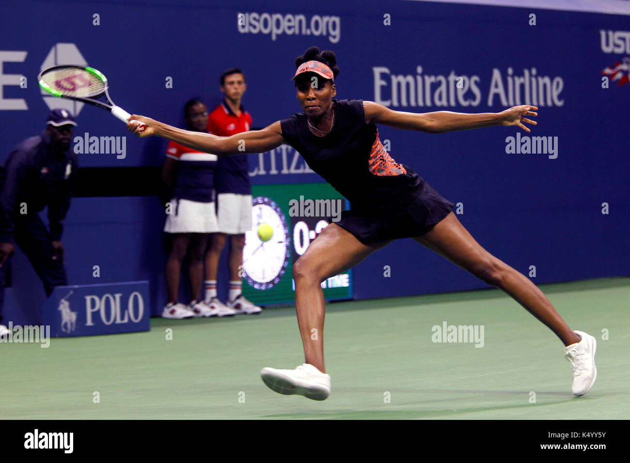 New York, Vereinigte Staaten. 07 Sep, 2017. US Open Tennis: New York, den 7. September, 2017 - Venus Williams aus den Vereinigten Staaten erreicht für eine Vorhand während ihrer Halbfinale Verlust zu Gefährten amerikanischer Sloane Stephens bei den US Open in Flushing Meadows, New York. Quelle: Adam Stoltman/Alamy leben Nachrichten Stockfoto