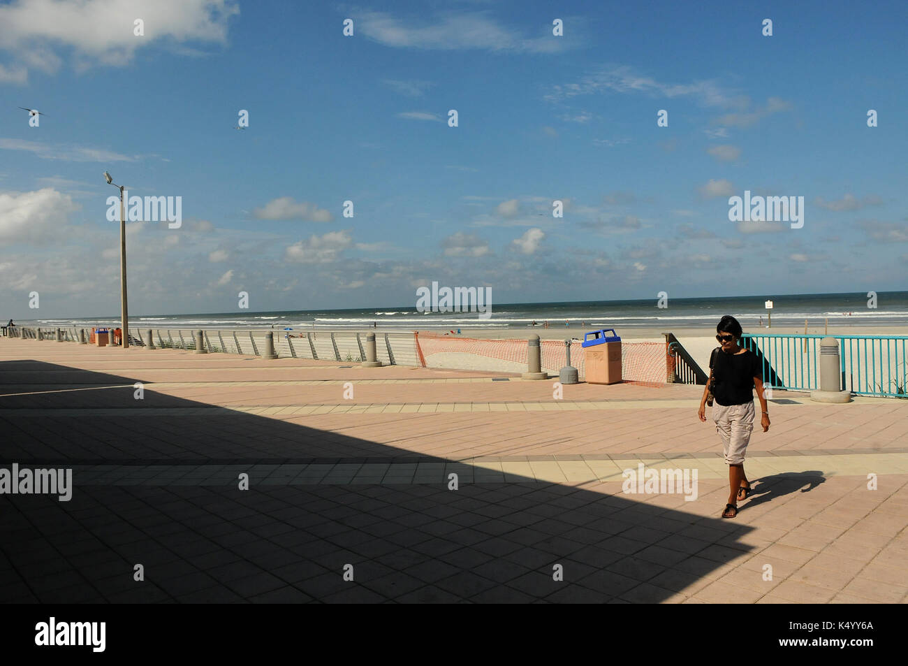 Daytona Beach, Vereinigte Staaten. 07 Sep, 2017. September 7, 2017 - Daytona Beach, Florida, United States - eine nahezu menschenleere Promenade und Strand in Daytona Beach, Florida am 7. September 2017, wie Hurrikan Irma gesehen nähert sich der Zustand von Florida als Kategorie 5 Sturm. Credit: Paul Hennessy/Alamy leben Nachrichten Stockfoto