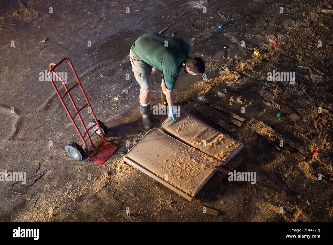 Lumberton, Texas USA Sept. 7, 2017: Mitglied der First Baptist Church von Loeb reinigt die Kirche Heiligtum, das acht Fuß Wasser wegen des Hurrikans Harvey vor zwei Wochen Hochwasser hatte. Credit: Bob Daemmrich/Alamy leben Nachrichten Stockfoto