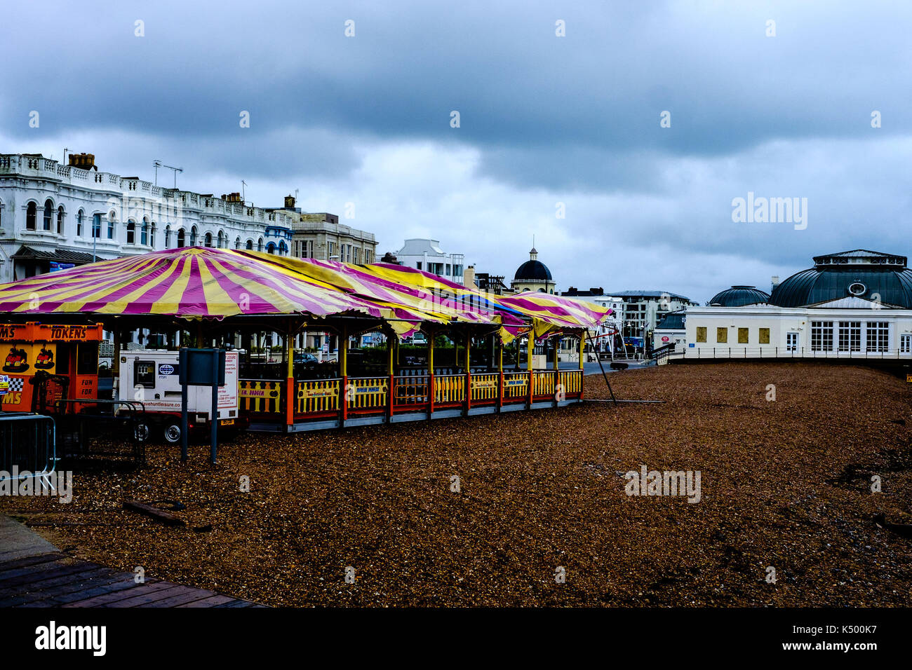 Worthing, West Sussex, UK. 8. September 2017. Ein Wetter geschlagen dodgems Fahrt auf Worthing Seafront am Freitag, den 8. September 2017 statt am Meer, Worthing. Die Fahrt kam zu Worthing als Teil einer Reise Kirmes hat aber an Ort und Stelle blieben nach dem Rest der Messe auf August verschoben. Das Wetter hat seine Abgabe auf dem Dach und der Struktur berücksichtigt. Credit: Julie Edwards/Alamy leben Nachrichten Stockfoto