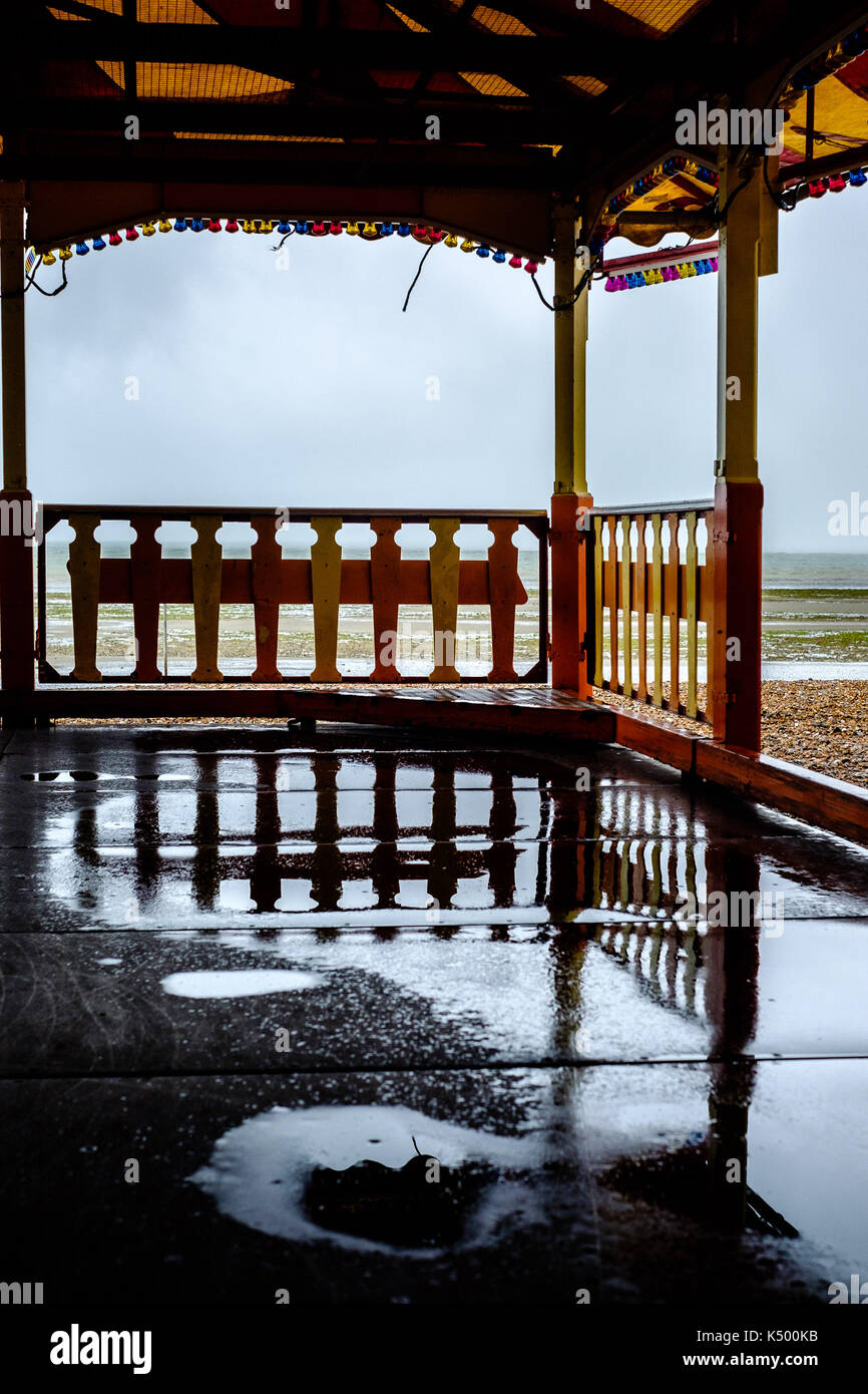 Worthing, West Sussex, UK. 8. September 2017. Ein Wetter geschlagen dodgems Fahrt auf Worthing Seafront am Freitag, den 8. September 2017 statt am Meer, Worthing. Die Fahrt kam zu Worthing als Teil einer Reise Kirmes hat aber an Ort und Stelle blieben nach dem Rest der Messe auf August verschoben. Das Wetter hat seine Abgabe auf dem Dach und der Struktur berücksichtigt. Credit: Julie Edwards/Alamy leben Nachrichten Stockfoto