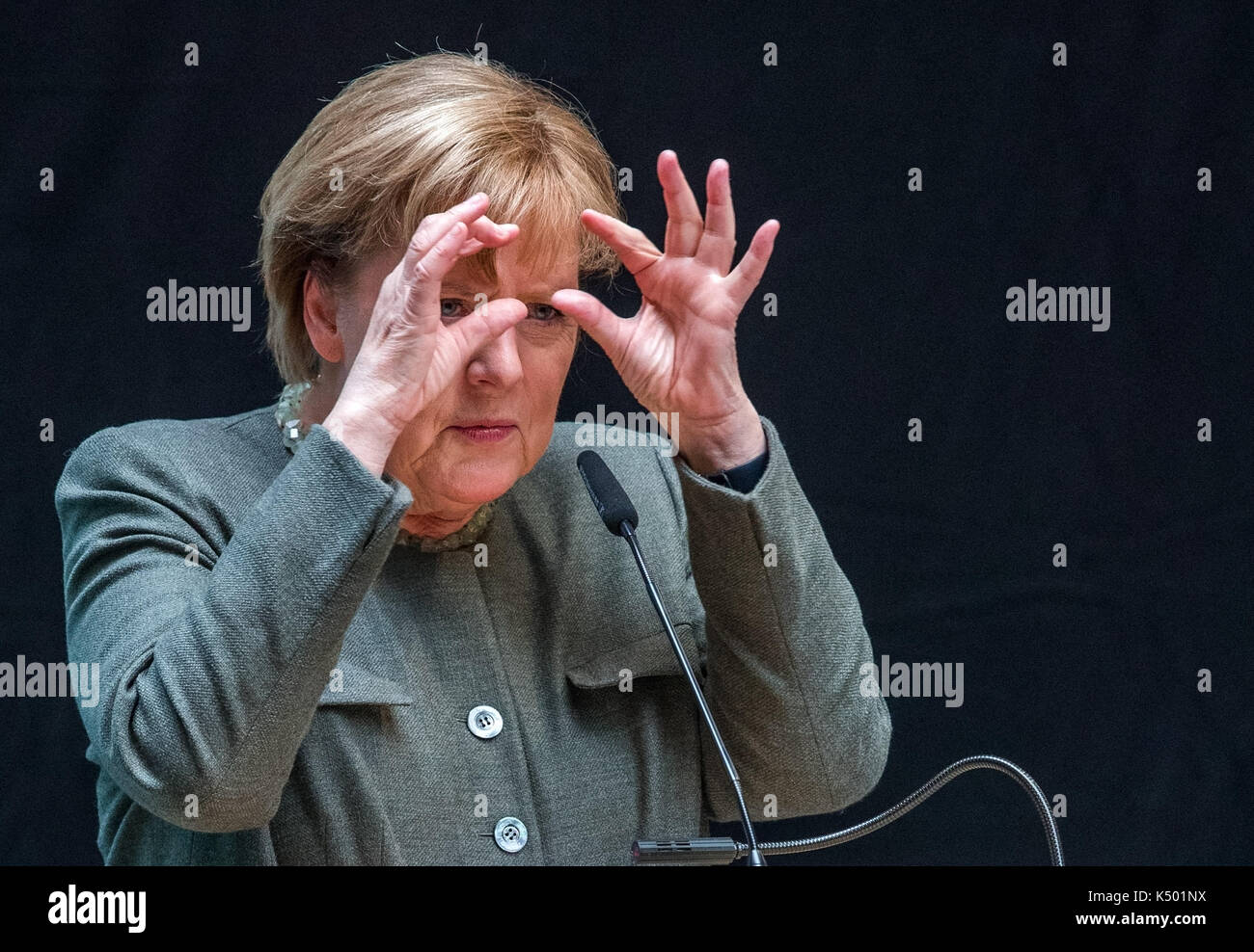 Stralsund, Deutschland. 8 Sep, 2017. dpatop - die Deutsche Bundeskanzlerin Angela Merkel nimmt in der Öffnung des Projekts 'Turm' am Vogelsang Halle in Stralsund, Deutschland, 8. September 2017. Rund 1000 Schulkinder der Stadt lesen so viele Bücher wie der Turm der Jakobi Kirche ist hoch: 68 Meter. Das erfordert mehr als 7000 Bücher, die während des Schuljahres gelesen werden. Foto: Jens Büttner/dpa-Zentralbild/dpa/Alamy leben Nachrichten Stockfoto