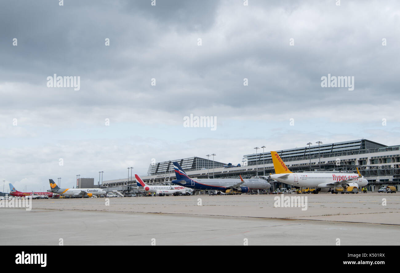 Stuttgart, Deutschland. 7. Sep 2017. Flugzeuge verschiedener Fluggesellschaften können vor dem Terminal Gebäude der Manfred Rommel Flughafen in Stuttgart, Deutschland, 7. September 2017 zu sehen. Foto: Sebastian Gollnow/dpa/Alamy leben Nachrichten Stockfoto