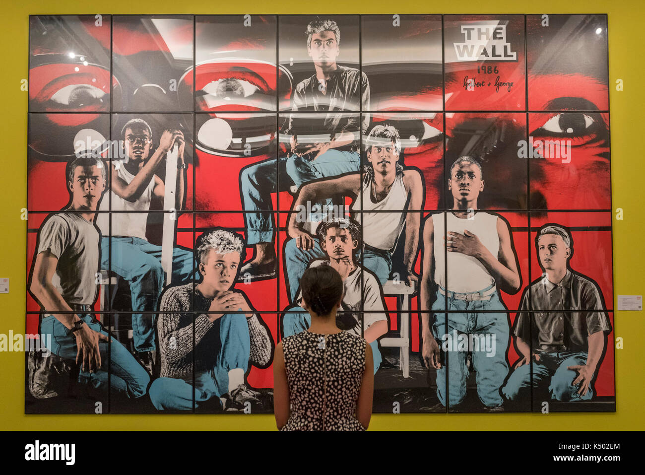 London, Großbritannien. 8. September 2017. Ein Mitarbeiter Ansichten "die Mauer", 1986, von Gilbert und George (Est. GBP 100-150 k), mit einer Vorschau von "Shake It Up", einer Sammlung zeitgenössischer Kunstwerke aus der persönlichen Sammlung von Celebrity Fotograf Mario Testino. Die Erlöse aus der bevorstehenden Versteigerung der Sammlung bei Sotheby's in London wird Museo Mate in Lima, Peru. Credit: Stephen Chung/Alamy leben Nachrichten Stockfoto