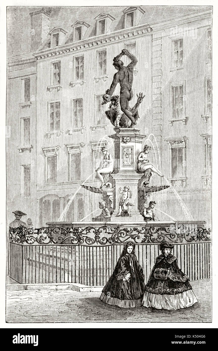 Alte klassische Statue von einem schmiedeeisernen Zaun in einer alten Stadt umgeben. Alte Gebäude im Hintergrund. Hercules Brunnen Augsburg Deutschland. Von Lancelot und Gauchard auf Le Tour du Monde Paris 1862 Stockfoto