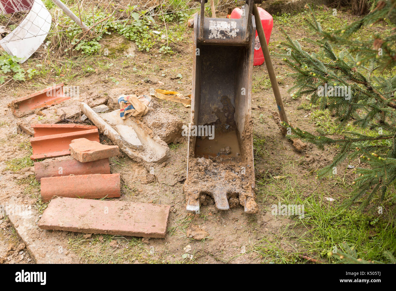 Oberösterreich: ÖSTERREICH 11 April, 2017: Bauarbeiter Bauarbeiter ein Graben für die Internet- und Stromkabel Graben sind mit Bagger Stockfoto