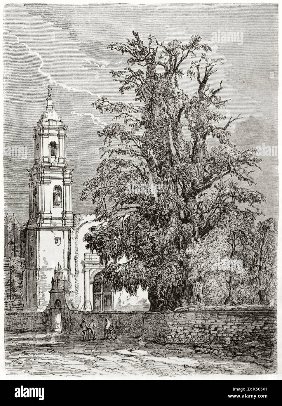 Alten vertikalen grauen Ton Abbildung. Hohe und starke Baum stand neben einem weissen einfachen mexikanischen Kirche. Baum der traurige Nacht in Popotla Mexiko. Durch Galaud auf Le Tour du Monde Paris 1862 veröffentlicht. Stockfoto