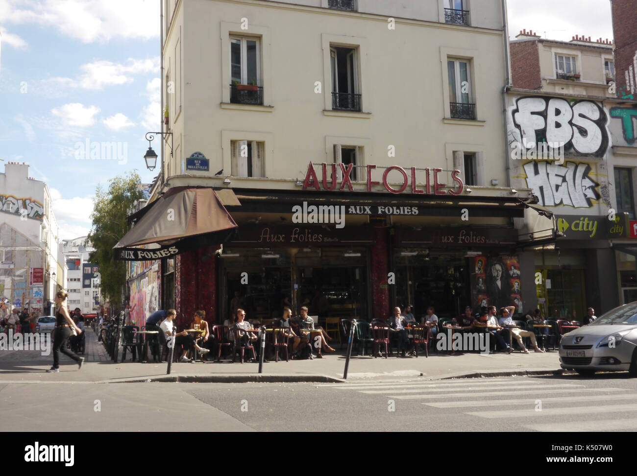 Ein altes Gebäude in Paris mit Aux-Verrücktheiten Leiste unten. Stockfoto