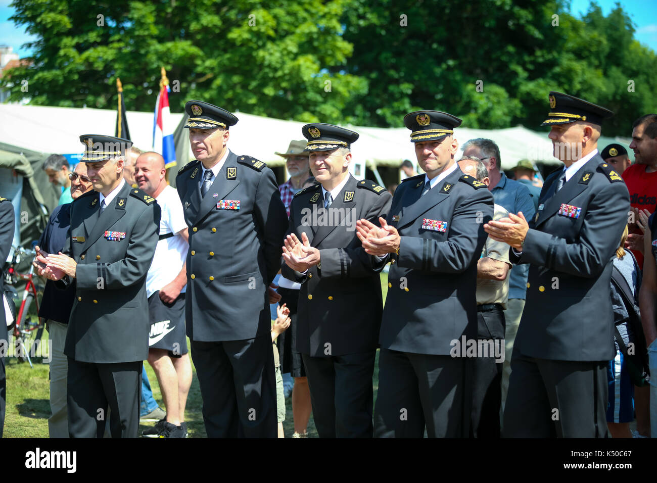 ZAGREB, KROATIEN - 28. MAI 2017: kroatischen General Mate Ostovic und brigadier Sinisa Jurkovic beobachten, die Ausbildung der Polizei auf dem 26. Jahrestag der f Stockfoto