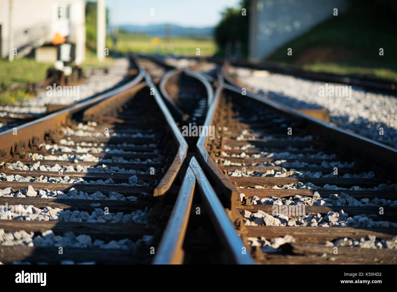 Eisenbahn Kreuzung. Auswahl der richtigen Weg, die Entscheidung. Stockfoto