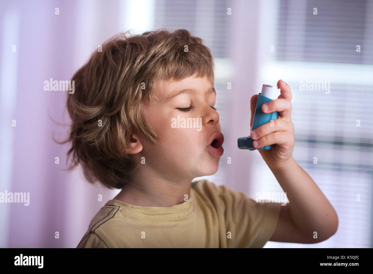Junge mit Asthma Inhalator entzündliche Krankheit zu behandeln, pfeifende Atemgeräusche, Husten, Engegefühl in der Brust und Atemnot. Allergie Konzept behandeln. Stockfoto