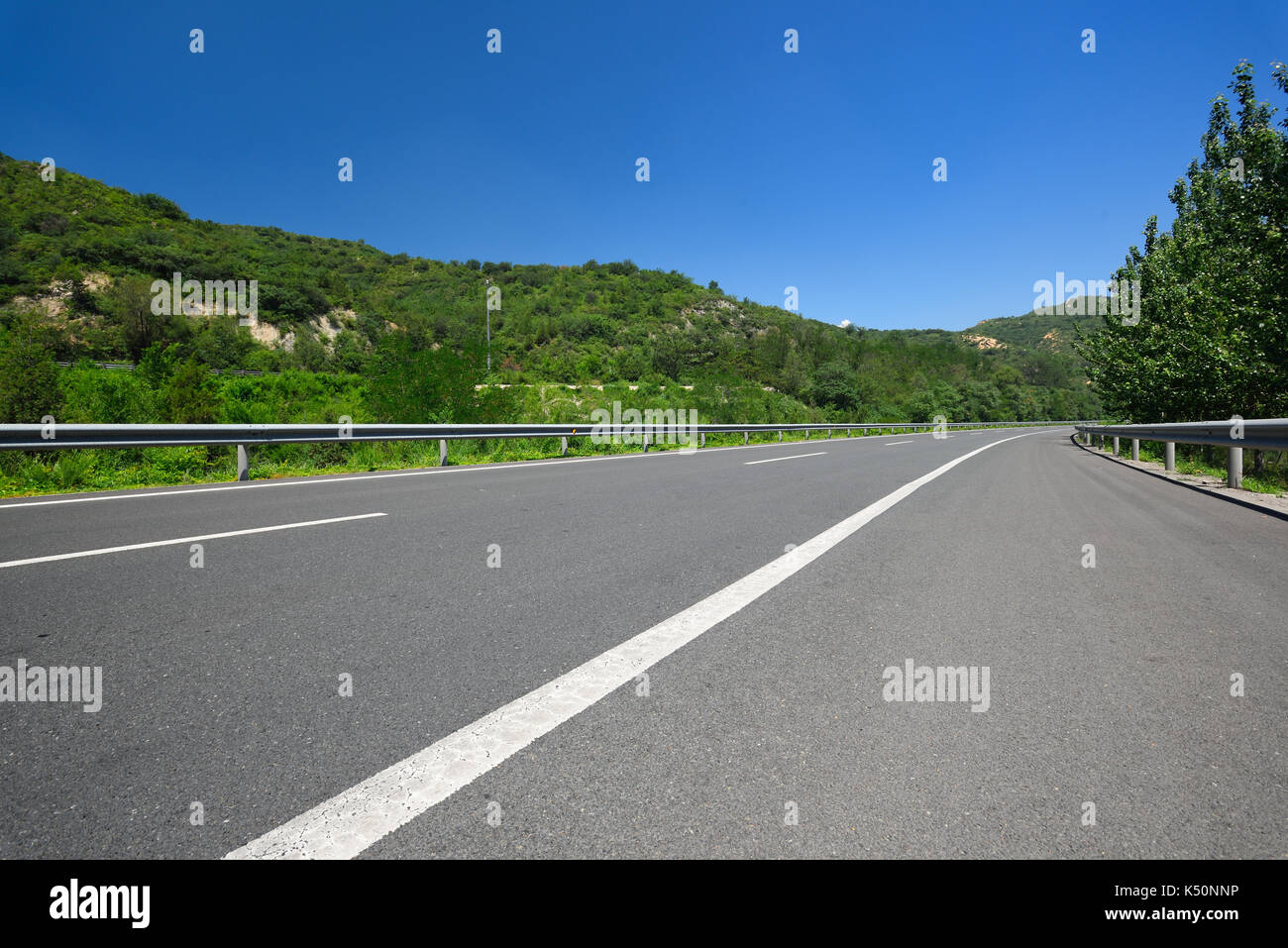 Leeren Asphalt unter blauem Himmel. Stockfoto