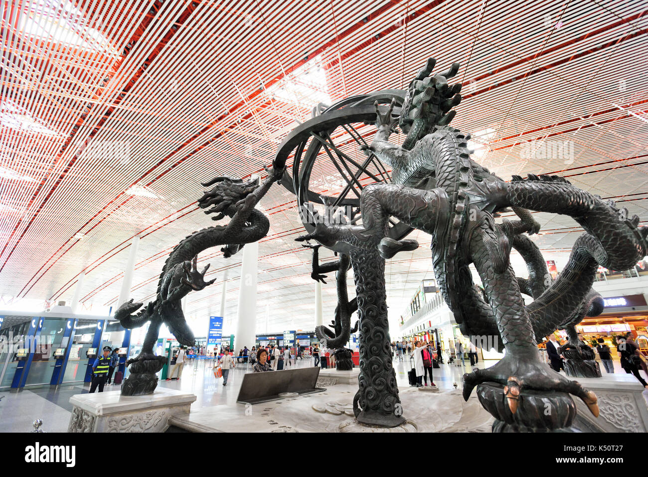 Peking, China-Jun 1,2016: Die alten Armillarsphäre Statue in Beijing Capital International Airport. Stockfoto