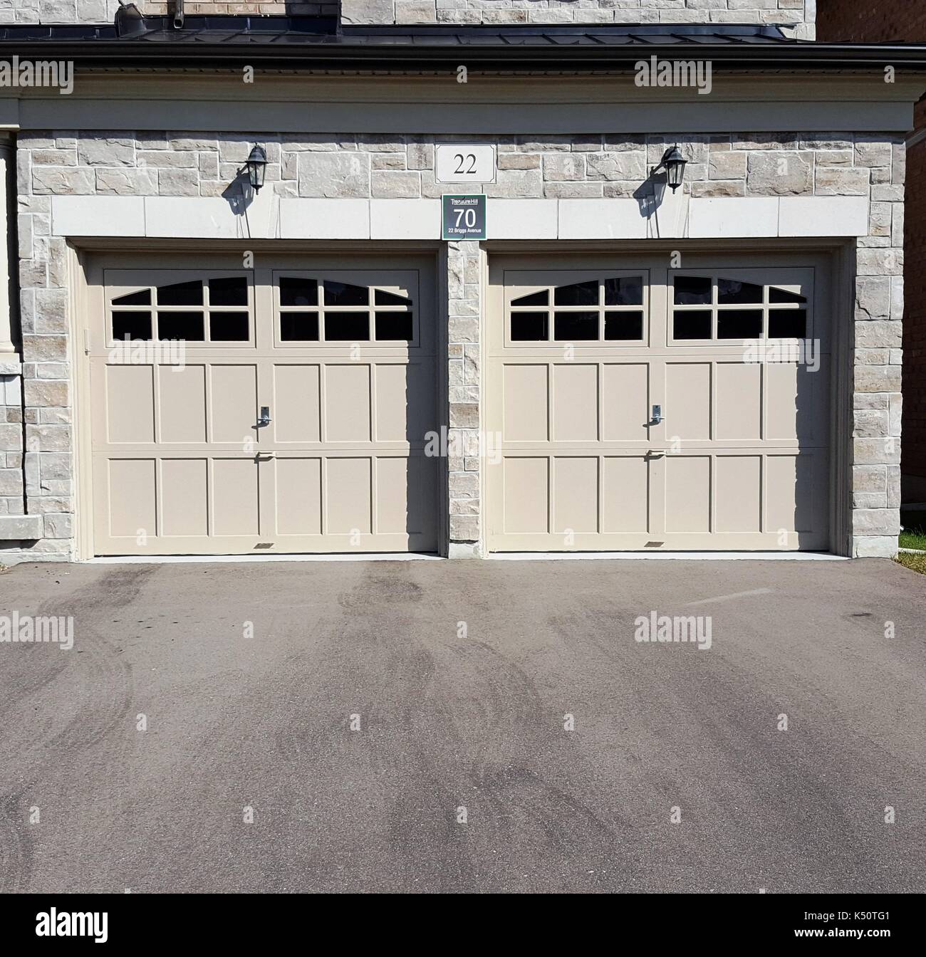 Garage und Einfahrt Stockfoto