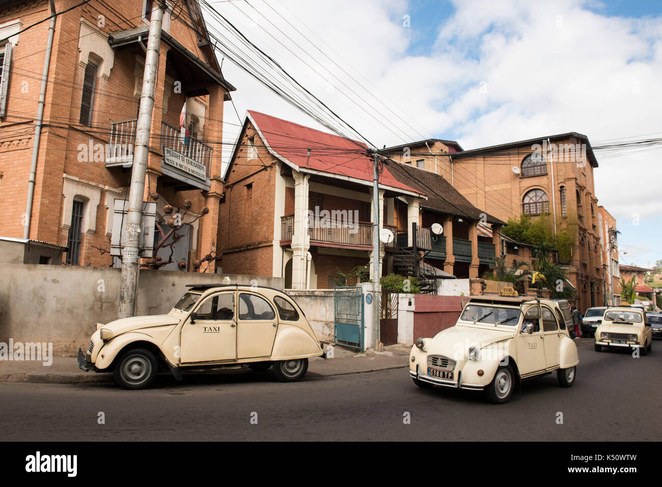 Taxi vorbei an der Kunst und Archäologie Museum, Antananarivo, Madagaskar Stockfoto