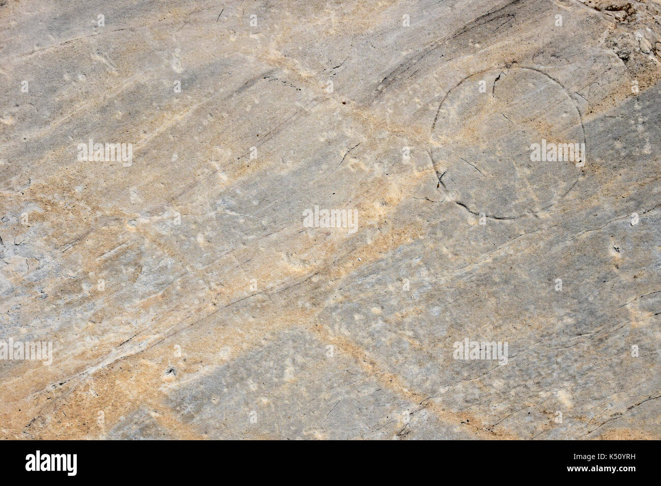 Marmor Schiefer mit geschnitzten Kreis abstrakt Hintergrund aus der antiken Agora von Athen, Griechenland. Stockfoto