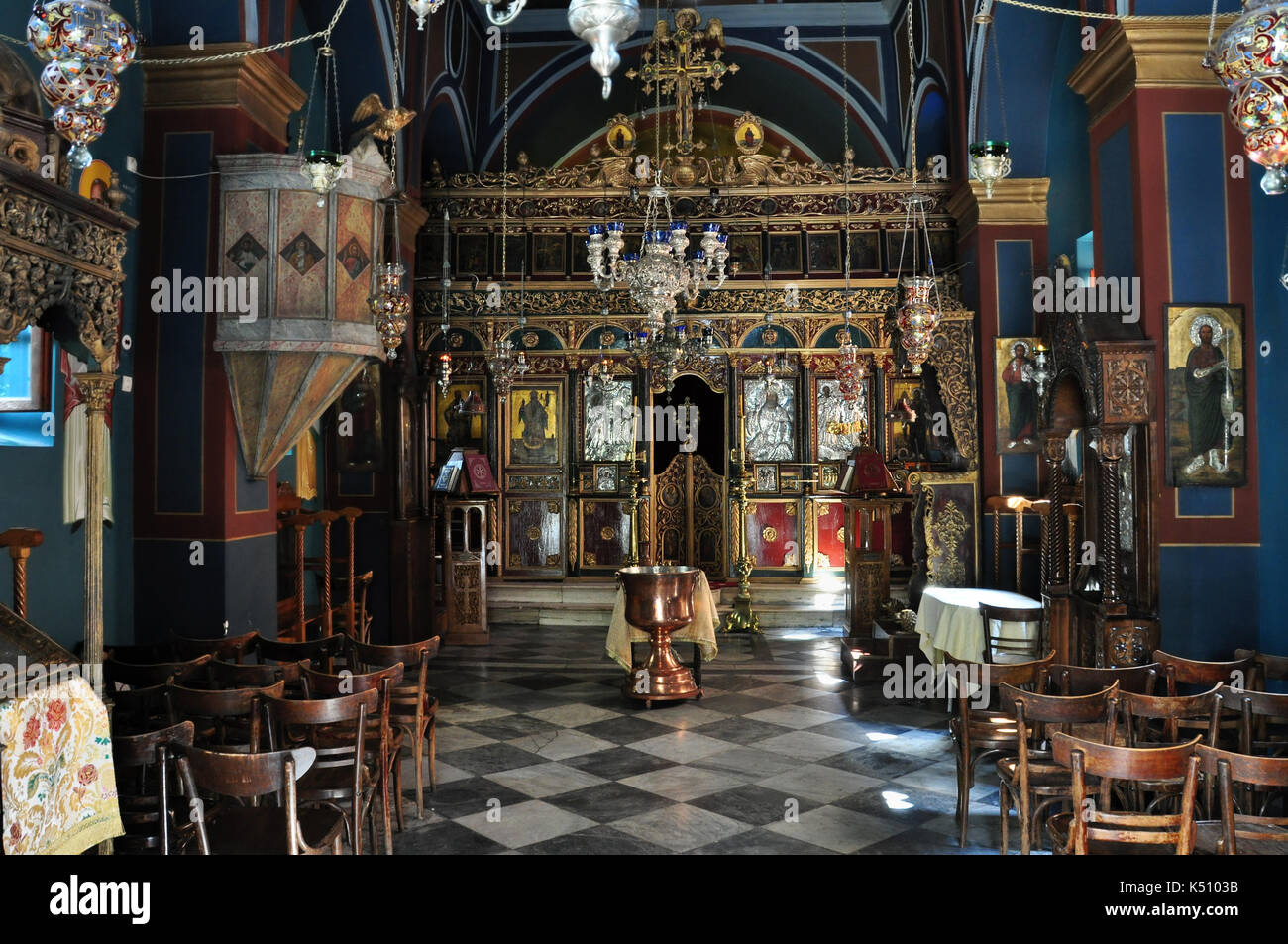 Athen, Griechenland - 8 September, 2013: Die griechische orthodoxe Kirche Innenraum. Goldenen Altar mit Symbolen und Bibel stehen. Stockfoto