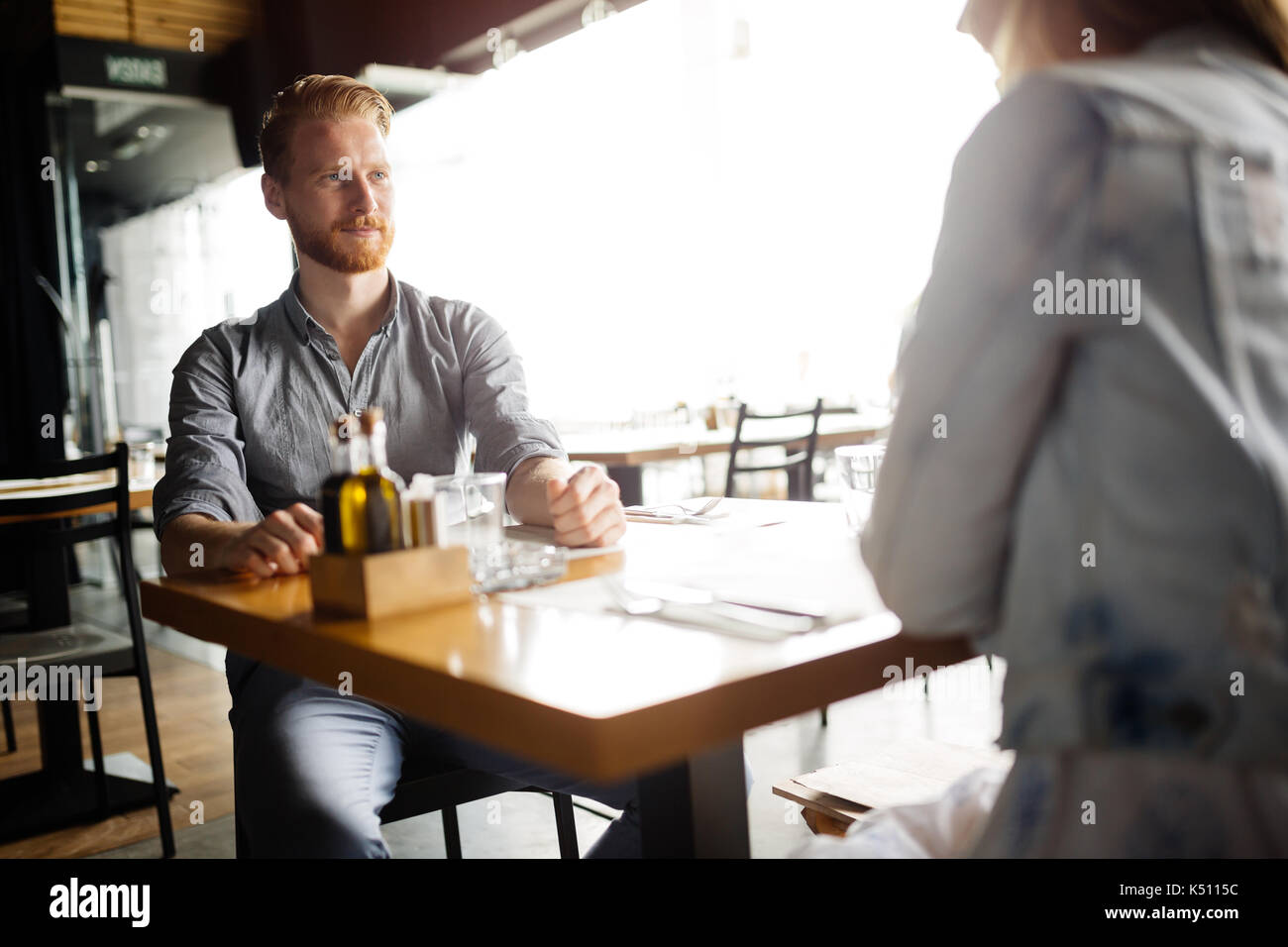 Paar dating im Restaurant Stockfoto