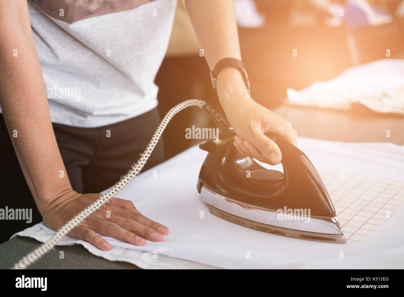 Junge Frau Bugeln Wasserfeste Folie Auf Stoff An Ihrem Shop Arbeiter Arbeiten An Manuellen Siebdruck Auf T Shirt Stockfotografie Alamy
