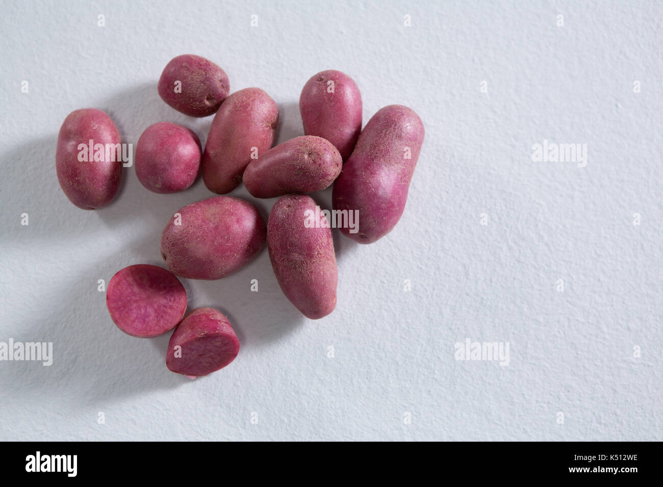 Close-up von Süßkartoffeln auf weißem Hintergrund Stockfoto