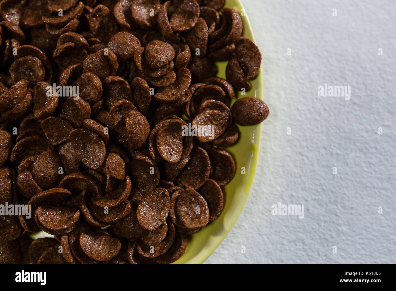 Schüssel mit Schokolade Flocken auf weißem Hintergrund Stockfoto