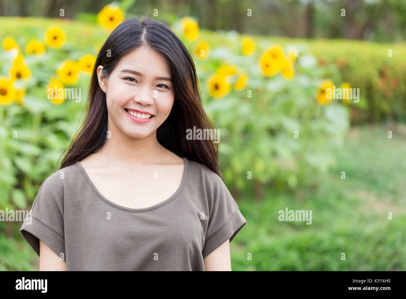 Cute portrait asiatische Thai jugendlich Lächeln mit Sonnenblumen mit kopieren. Stockfoto