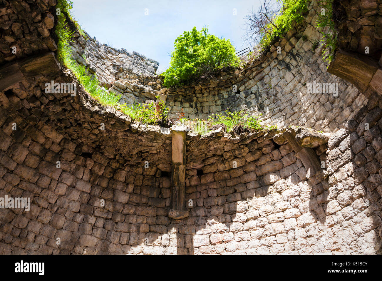 Zerstörten Mauer auf der Iberischen Berg, Abchasien Stockfoto