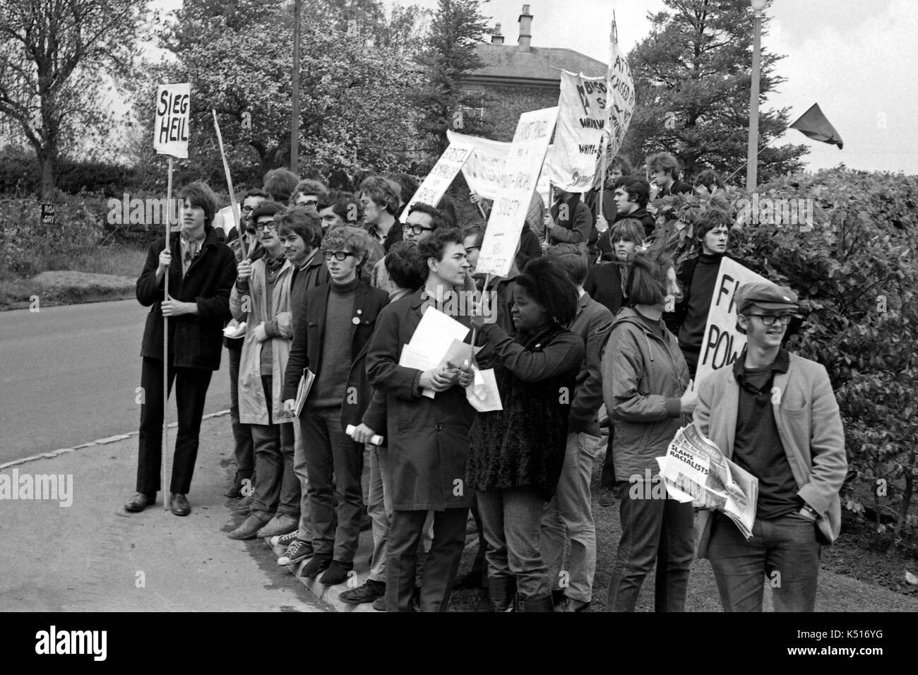 Enoch Powell Protest: Anti-Rassismus Studenten von der Universität Bristol gegen Enoch Powell MP drei Wochen nach seiner umstrittenen Rede über die Einwanderung, die als "Ströme von Blut"-Rede bekannt wurde. Sie Bestreikten einer öffentlichen Versammlung in Chippenham, Wiltshire am 11. Mai 1968, als er mit dem Auto angekommen. Stockfoto