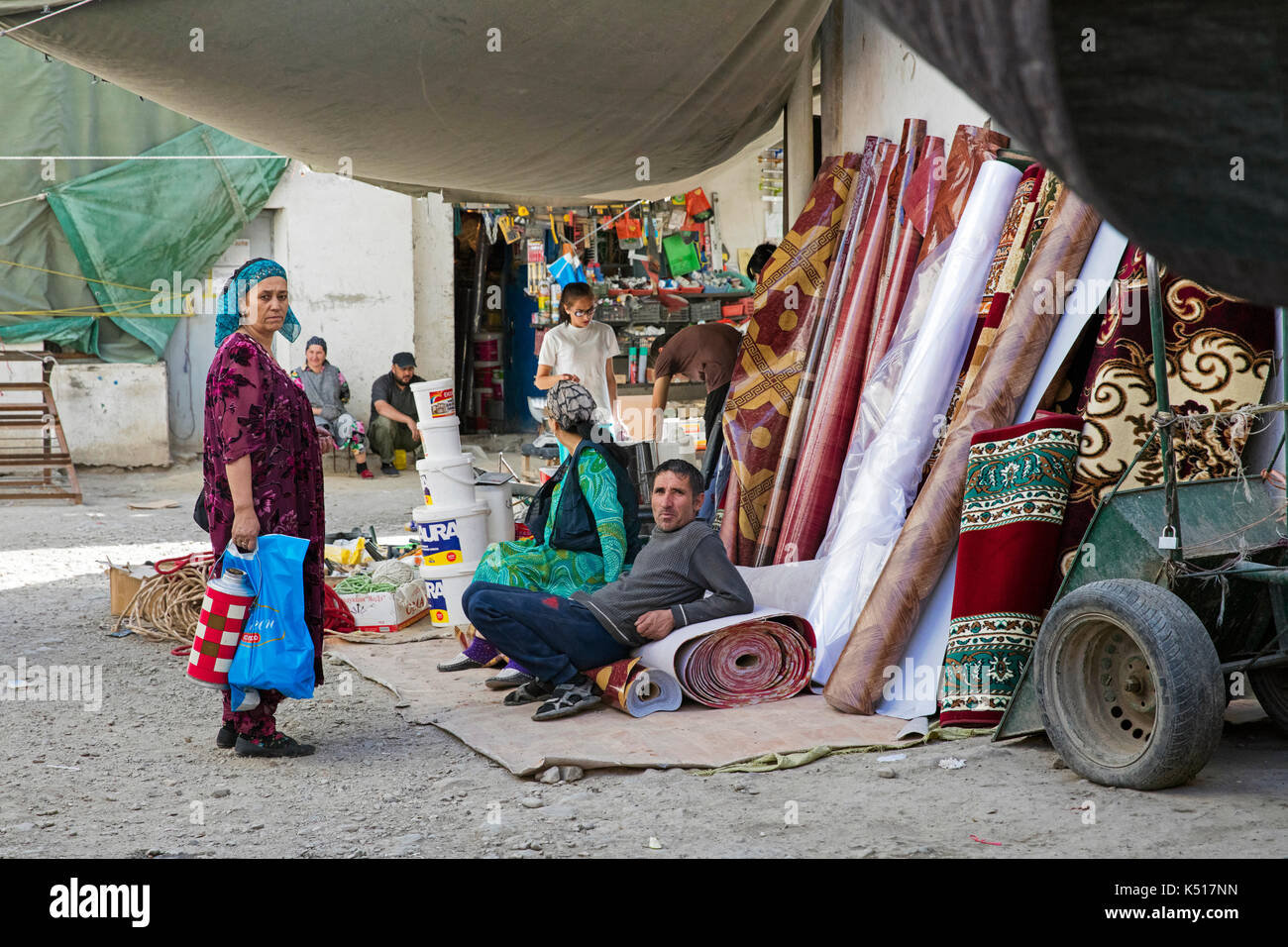 Händler Waren verkaufen am Samstag Markt/tadschikisch-afghanischen Freundschaft Markt in Khorugh, der Hauptstadt von Gorno-Badakhshan in Tadschikistan Stockfoto